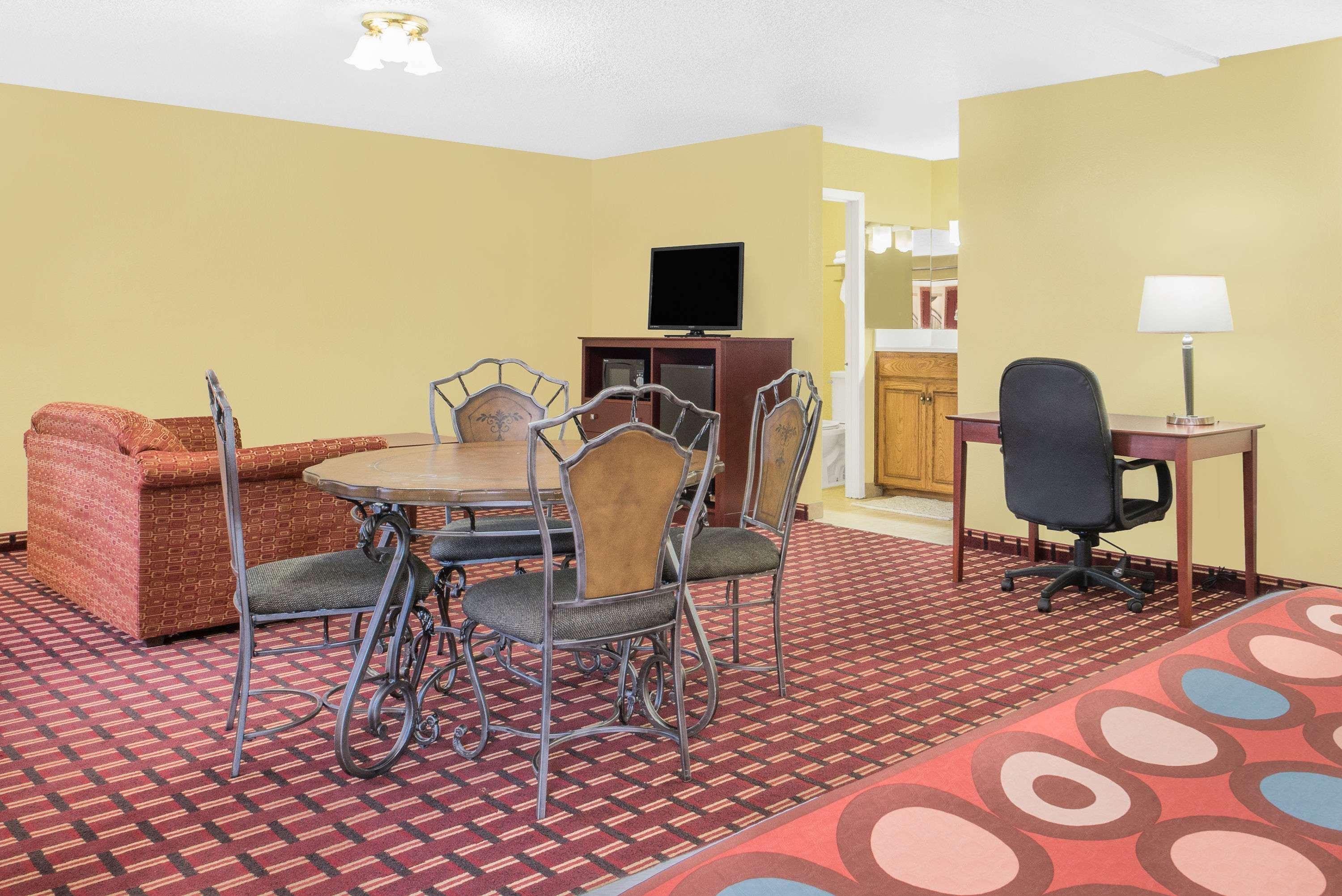 Super 8 By Wyndham Tx