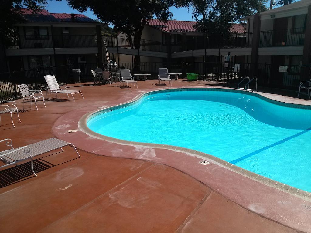 Super 8 By Wyndham Tx Motel